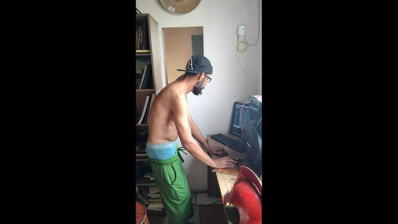 Stink HairyMale: Musica techno dal vivo