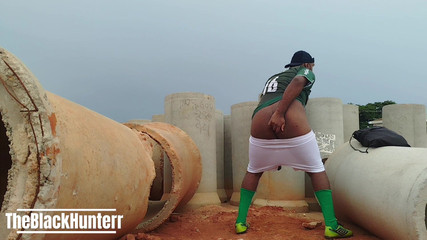 TheBlacKHunterr: Voltando Do Jogo Todo Suado Fiquei Excitado E Tive Que...