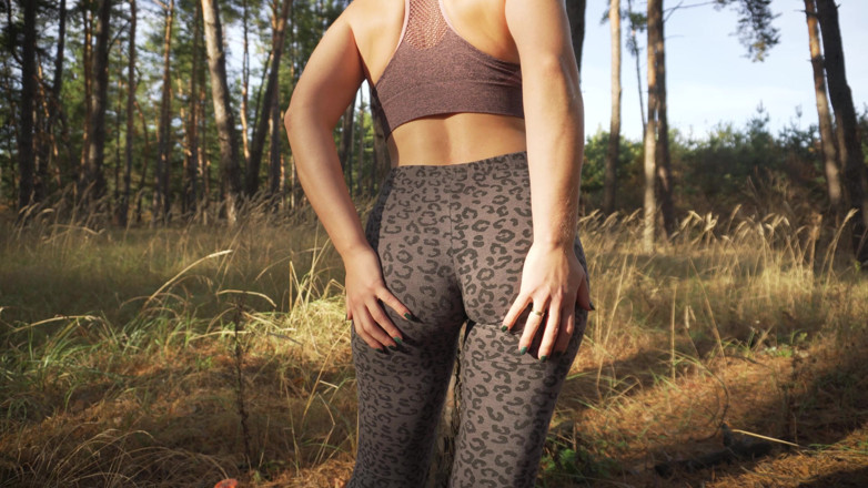 Teasecombo 4K: Une petite MILF en legging léopard moulant taquine un cul...