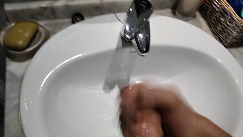 Elvissc: Le puse pasta de dientes en mi gran polla, al...
