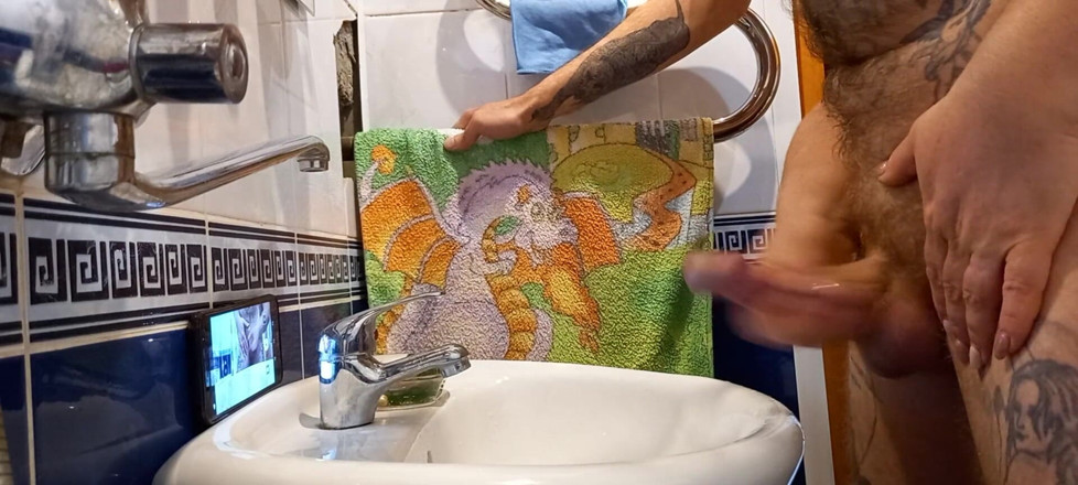 Zona901: In the bathroom, a girl helps me masturbate my cock