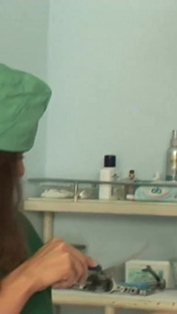 Doktor Piss-młoda gwiazda porno Tera Joy dostaje hardcorowe sikanie leki przez lekarza