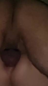 Nach der party verrücktes anal weckt er mich auf und fickt meinen arsch hart anal, bis er kommt