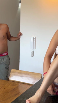의붓여동생이 섹스토이를 가지고 노는 걸 발견했고, 결국 그녀가 오르가즘을 느낄 때까지 미친 듯이 섹스했어요