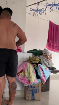 Femeie latino excitată își întinde picioarele pentru vecin