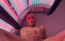 Twinkboy studio: जर्मन लड़का सोलारियम में लंड हिलाता है
