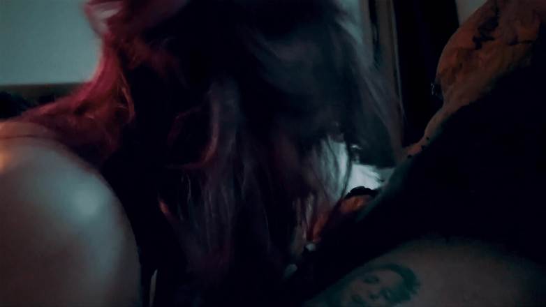 DarlingxBlaze: Îmi oferă o muie dezordonată pe pula mea cu piercing...