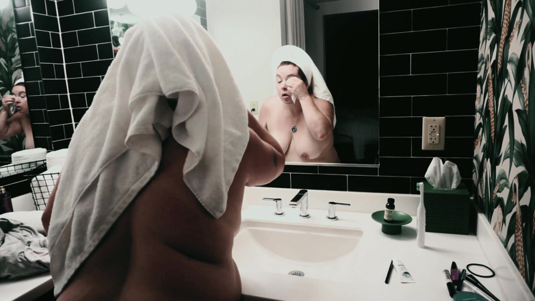SexyNEBBW: Bathtub getting ready for the day