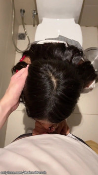 Un'asiatica di 18 anni mi succhia in un bagno pubblico