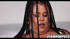 Plumper pass: La bella pancia nera bbw viene oliata e scopata da...