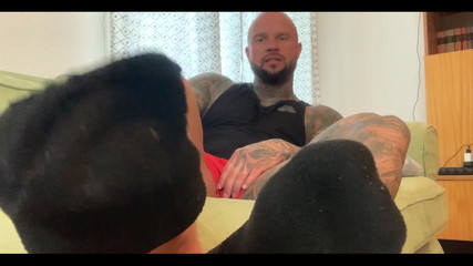 Jasons feet: Ngửi bàn chân của cha dượng hôi thối sau phòng...