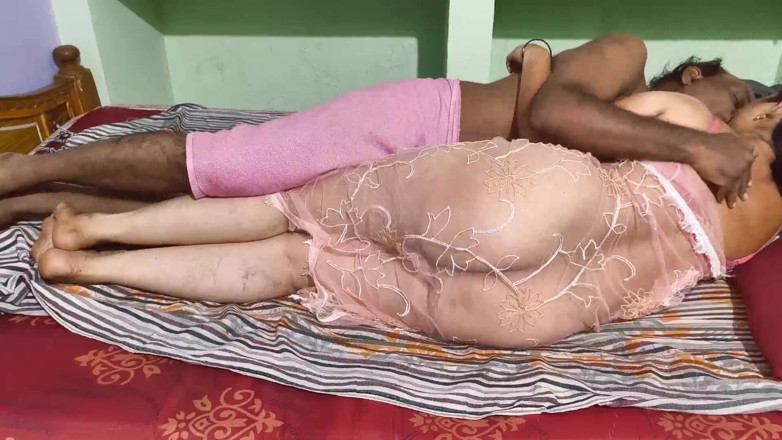 Sexy sindu: 透明な新しいドレスのクソホットバビは、お尻を見せる