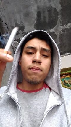 AlexAlejandro13: Masturbasi di depan penonton di gerbang rumahku