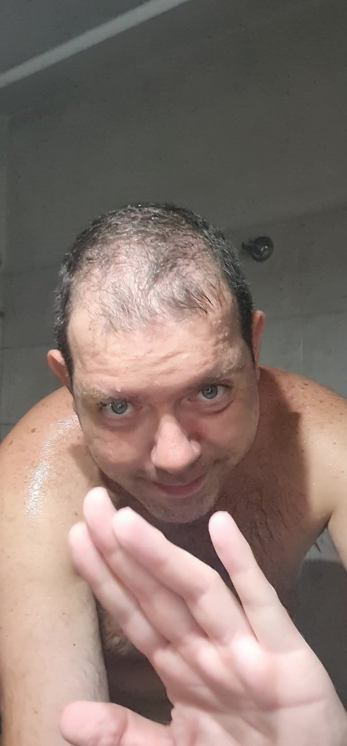 Mirko2589: Complètement nue sous la douche