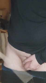 Amateurboy zÃ1/4ckt seinen kleinen sensiblen schwanz