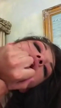 Demure latina Alicia Angel se oddává vzestupné cowgirl anální pumpování zpět do jejího nebe na obličeji
