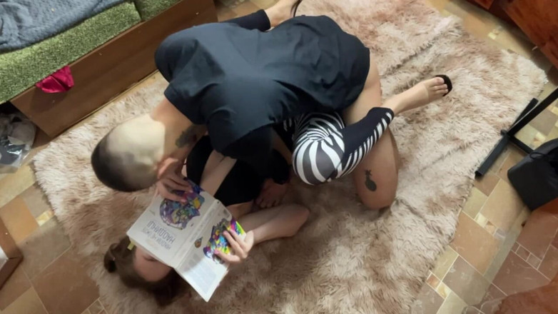 HotPrincessUA: Adik tiri nakal ini mengabaikan keinginan abang tirinya sendiri!