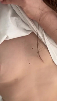 Süßes solo im bett - sanfte Berührungen und weiches stöhnen.