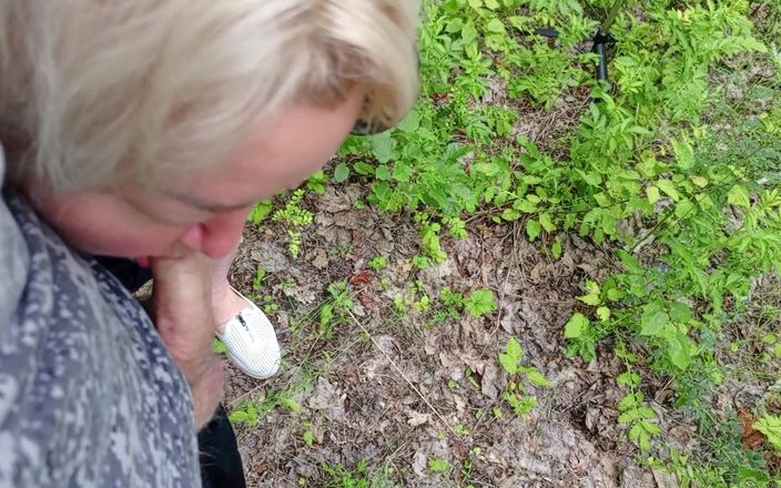 Zona901: Schwiegermutter lutscht meinen schwanz in einem park und schluckt heißes...