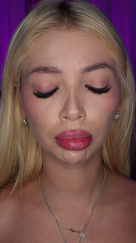 Latinská Gatitta Veve si honí Xanderův penis svými velkými prsy!