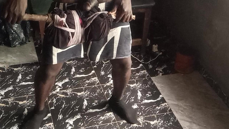 Moviesporn1: 这个兄弟硬射在没有邀请的女人