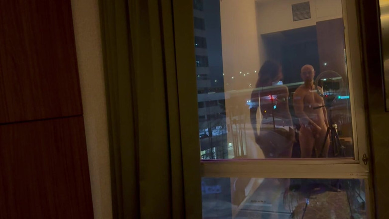 MYA Pleasure: Odrazy v hotelovém okně