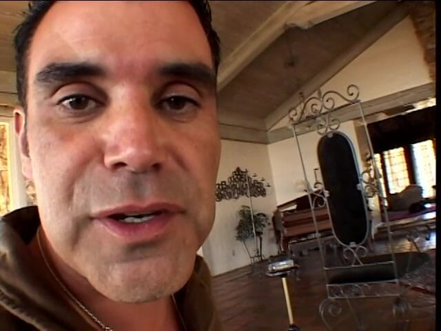 Dangerous Teens: 이웃을 만나서 집에 와서 머리를 주기로 결정한 여대생