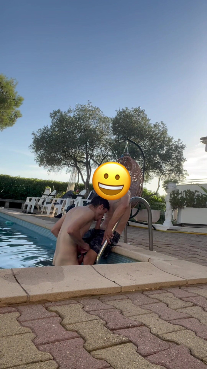 Gabriel Loma: Piscine Party Et Plaisir Sur L’escalier