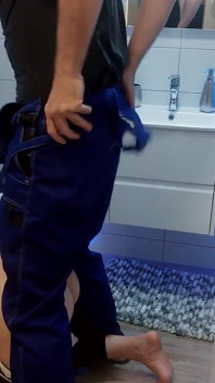 Hospodyňka uvízla v pračce a instalatér ji ošukal