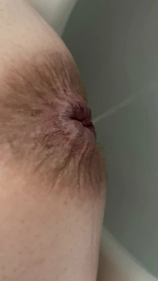 Je fais pipi et ouvre mon trou du cul sale pour toi ! La douche s’exhibe aussi !