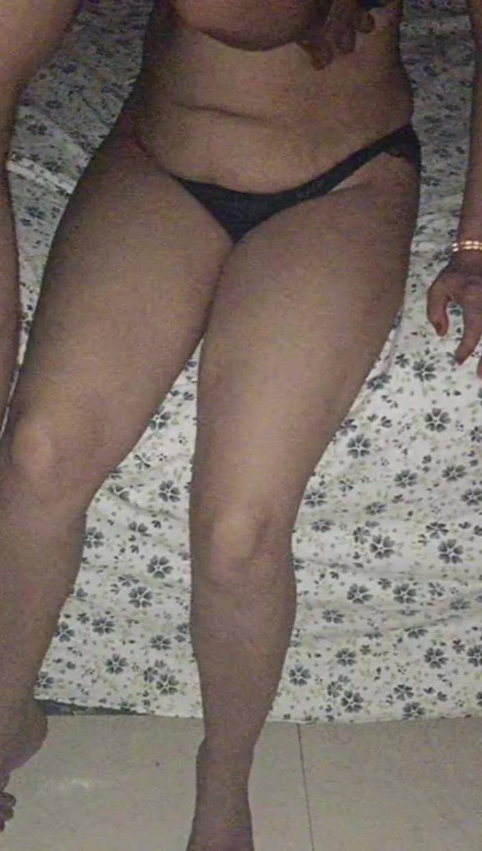 Poonamrandi143: Seduta in faccia e sborrata