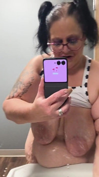 Tetas flácidas esfregando seu clitóris