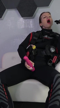 Clip fetiche con traje de mojado, vestidura, tanque de buceo y juguete