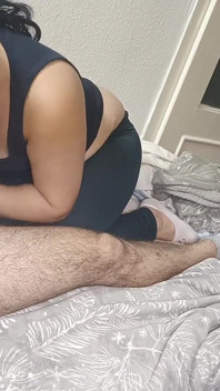 A început să-mi sugă pula și își arată sperma în gură