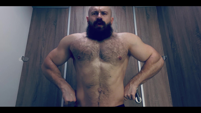 Mister Stone: Respirație dură, parfum musculin, vene umflături și mușchi