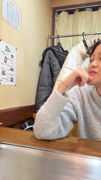 一个奇迹般的超级苗条，如果你触摸它，似乎会崩溃