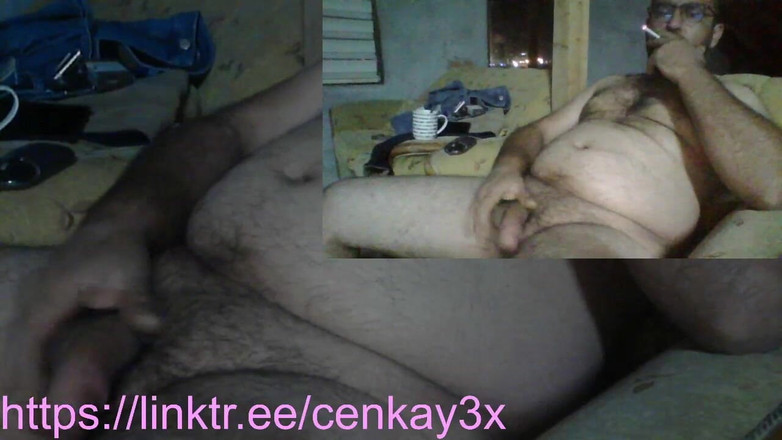 CenkAy: Папочка-медведь мастурбирует с сигаретой во рту и кончает