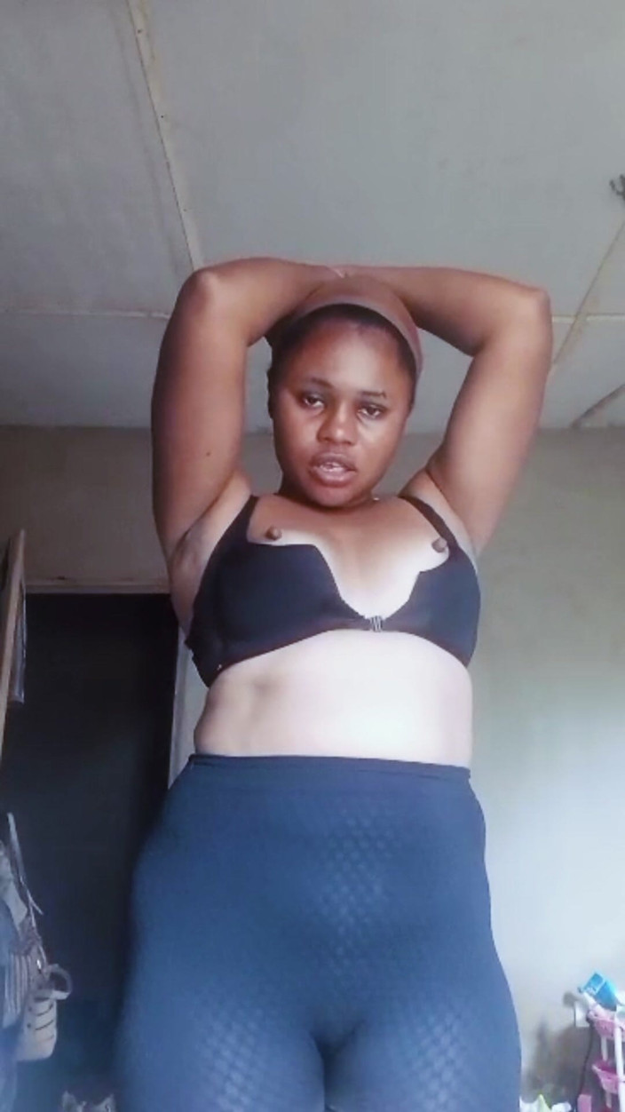 Lovelee: Awek kampung Nigeria memancut mani dalam video langsung