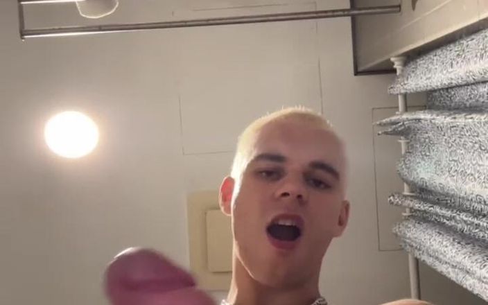 Max_Russell: Jag gick på toaletten på ett vandrarhem och bestämde mig...