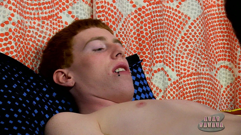 Bare Twinks: Benjamin o büyük çıplak yarağı seviyor!