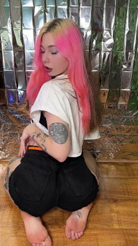 Ahegao neckt rosa haare