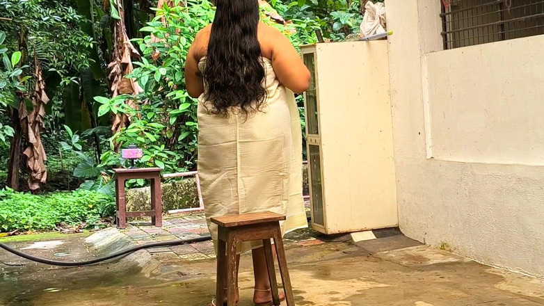 Anne Ipe: 喀拉拉邦的大屁股性感熟女穿着传统的腰布和胸部，在性感的身体户外揭幕