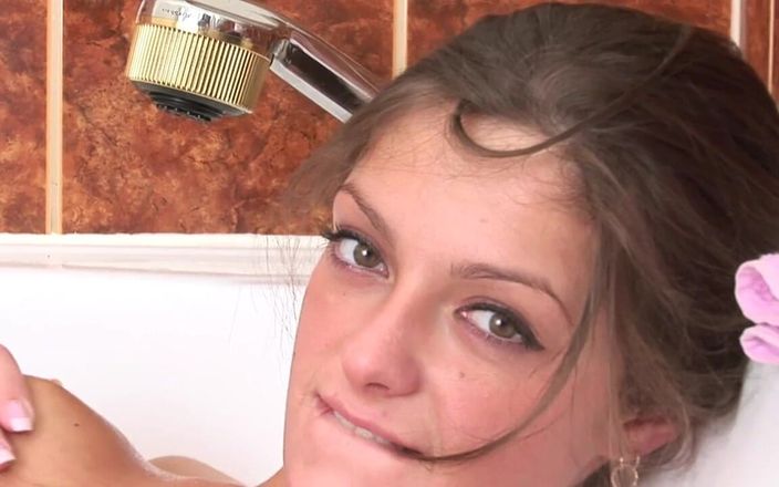 Teen Dreams: L’incroyable Julia se masturbe dans la baignoire