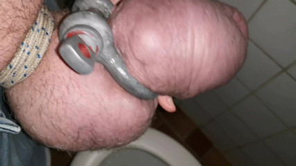 Monster_Meat_: Дрочить в туалеті