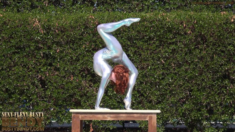 Flexilady: Gümüş taytlı takım elbise içinde eğilme