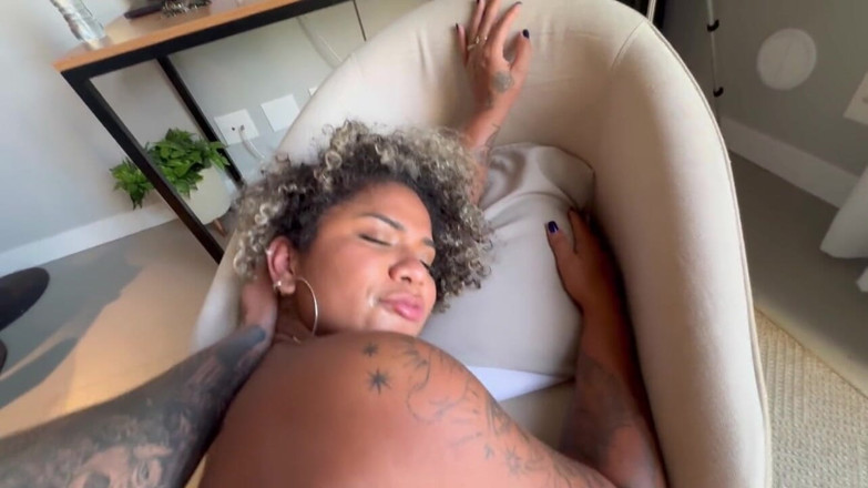 Dom Igor: Encontré a esta chica negra perfecta en la playa y...