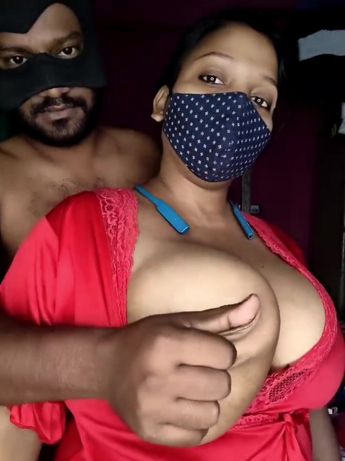 Queen7895: 非常巨大的胸部在镜头前展示