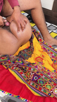 Komal Garbha estava voltando para casa depois de jogar com ela em casa e começou a pressionar