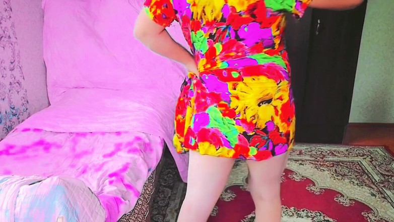 Kitty_Cross: Lekfull transflicka som visar lårtatuering i kort kjol