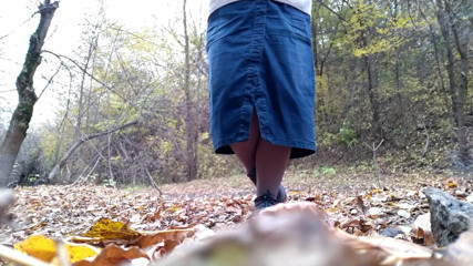 Elena: Milf formosa senza complessi piscia in un luogo comune